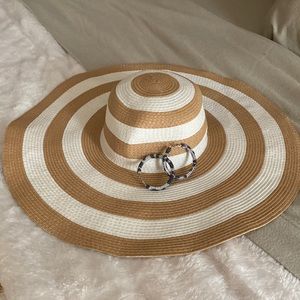 Like new beach hat with earrings
